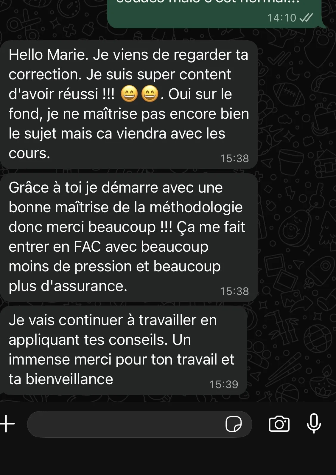 Capture WhatsApp d'un étudiant remerciant Marie Terki après sa correction et le stage d'été, saluant la maîtrise de la méthodologie qui le fait entrer en fac avec moins de pression.