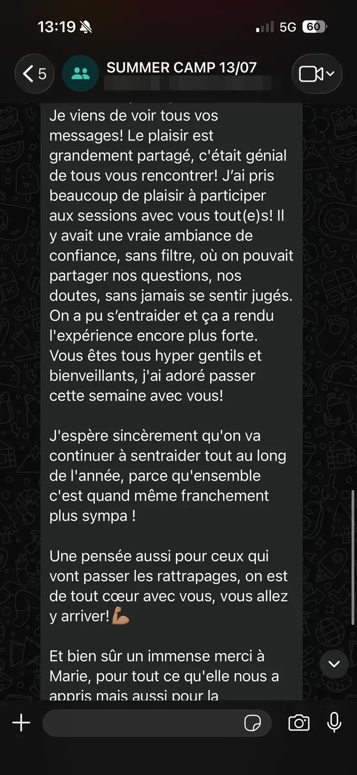Capture WhatsApp du groupe du stage d'été, une étudiante décrivant une ambiance de confiance sans jugement pendant les sessions et remerciant Marie Terki.