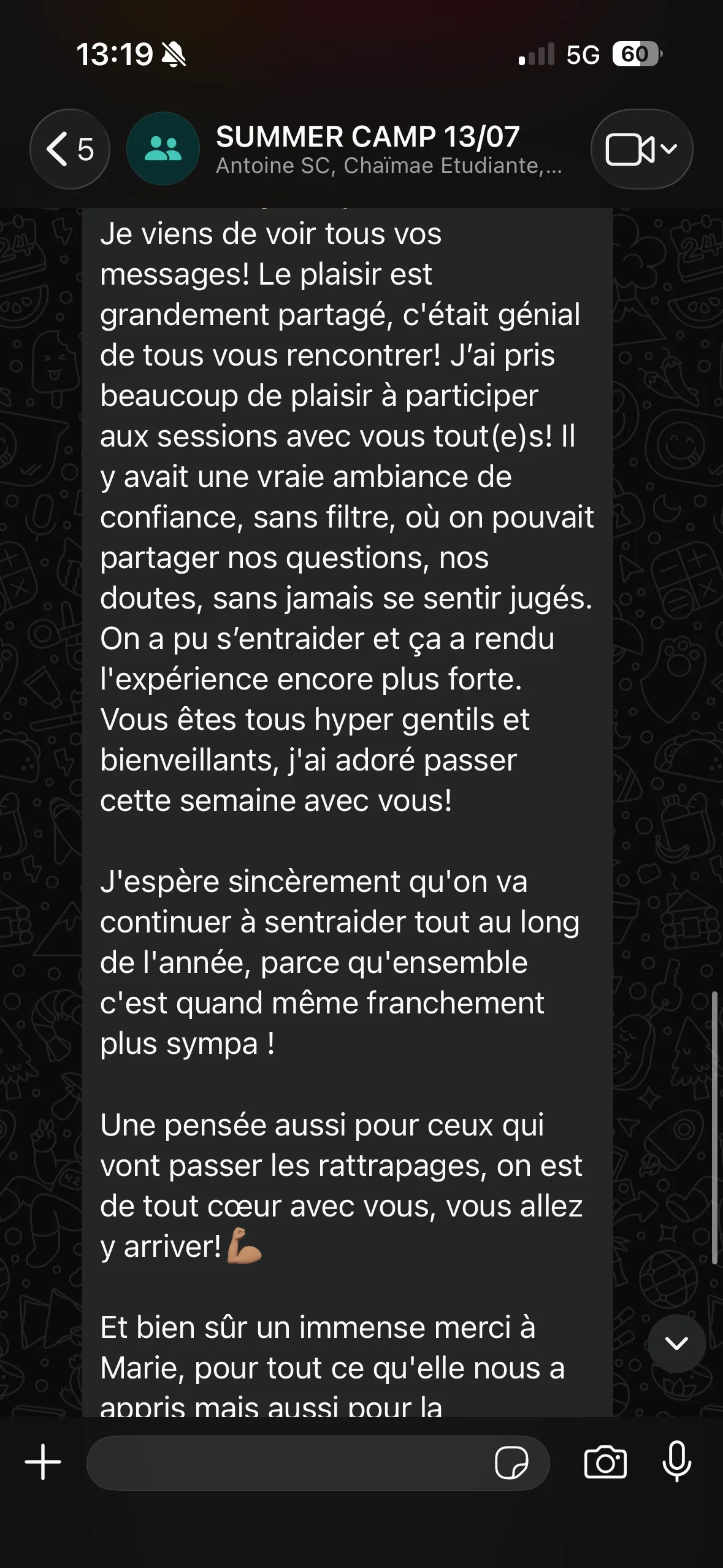 Capture WhatsApp du groupe du stage d'été, une étudiante décrivant une ambiance de confiance sans jugement pendant les sessions et remerciant Marie Terki.