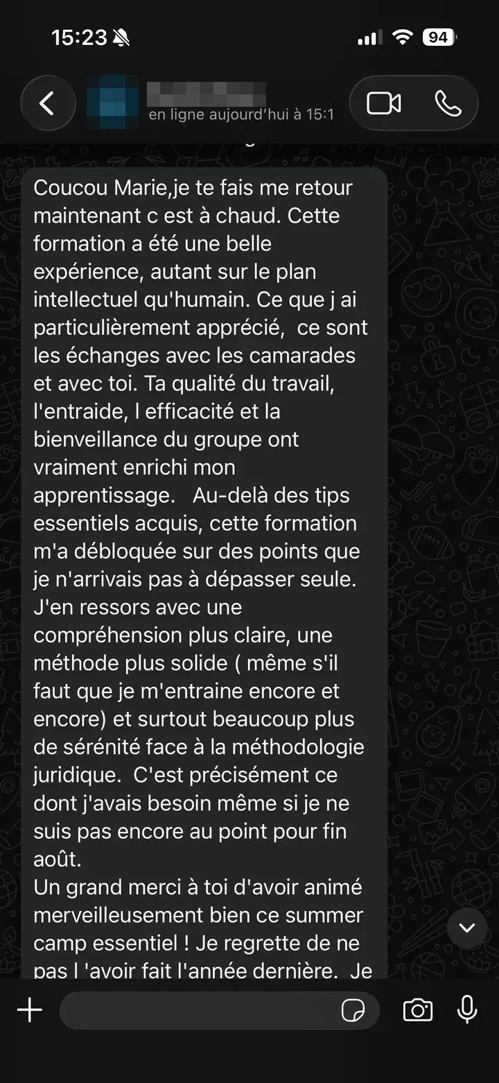 Capture iMessage d'une étudiante livrant à chaud son retour sur le stage d'été, une belle expérience intellectuelle et humaine qui l'a débloquée et lui a donné une méthode plus solide.
