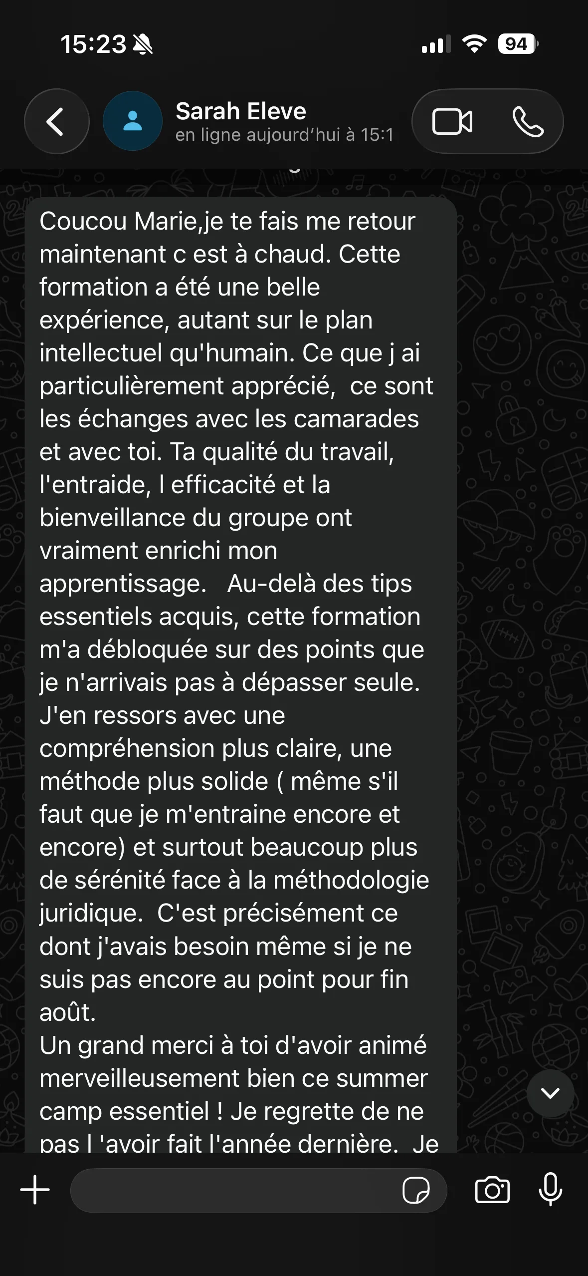 Capture iMessage d'une étudiante livrant à chaud son retour sur le stage d'été, une belle expérience intellectuelle et humaine qui l'a débloquée et lui a donné une méthode plus solide.