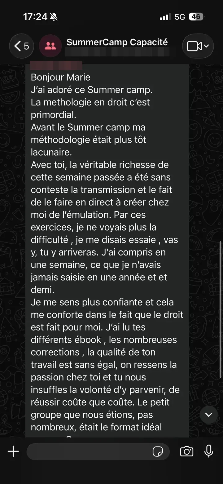 Capture WhatsApp du groupe du stage d'été, une étudiante expliquant avoir compris en une semaine ce qu'elle n'avait jamais saisi en une année et demie, et se sentir plus confiante dans le droit.