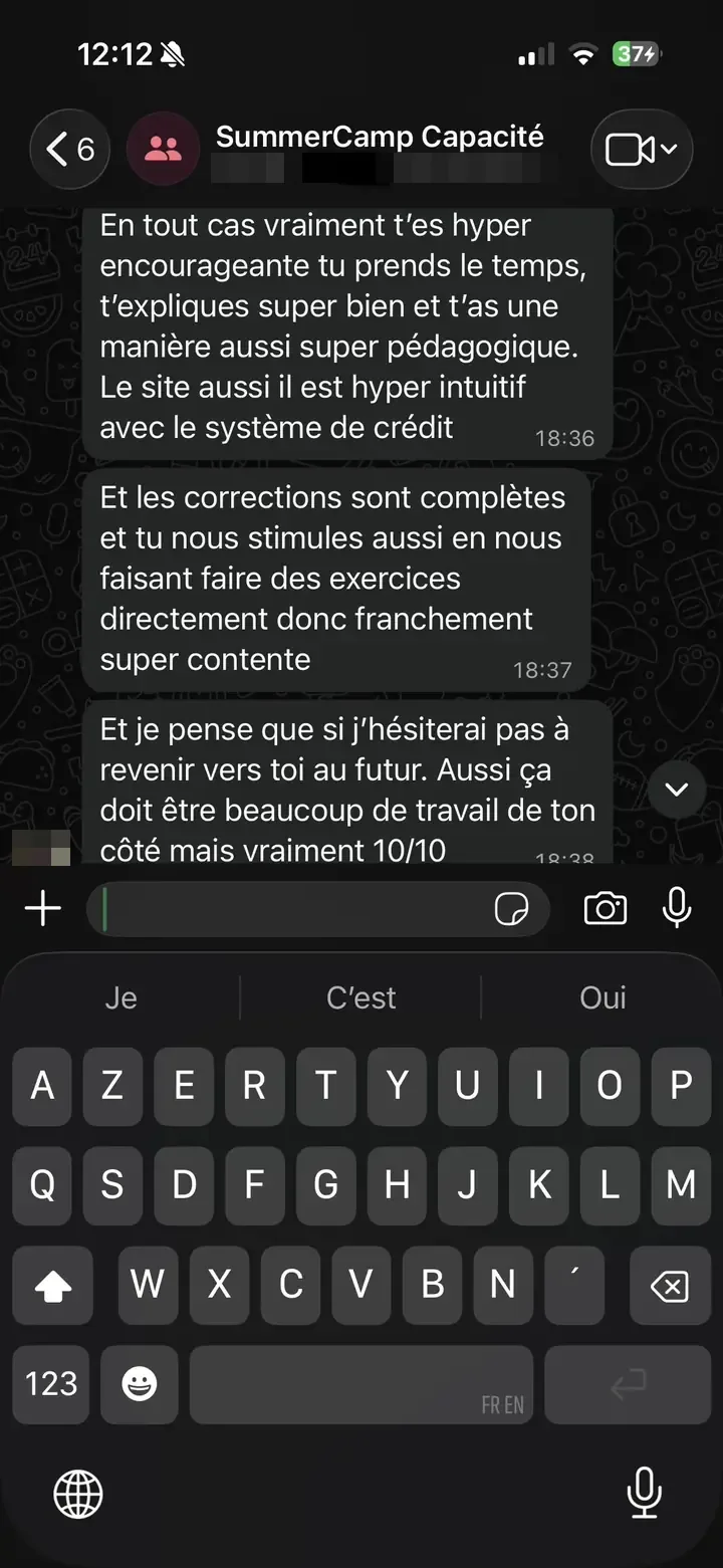 Capture WhatsApp du groupe du stage d'été, une étudiante saluant la pédagogie de Marie Terki, le site intuitif et les corrections complètes, note 10/10.